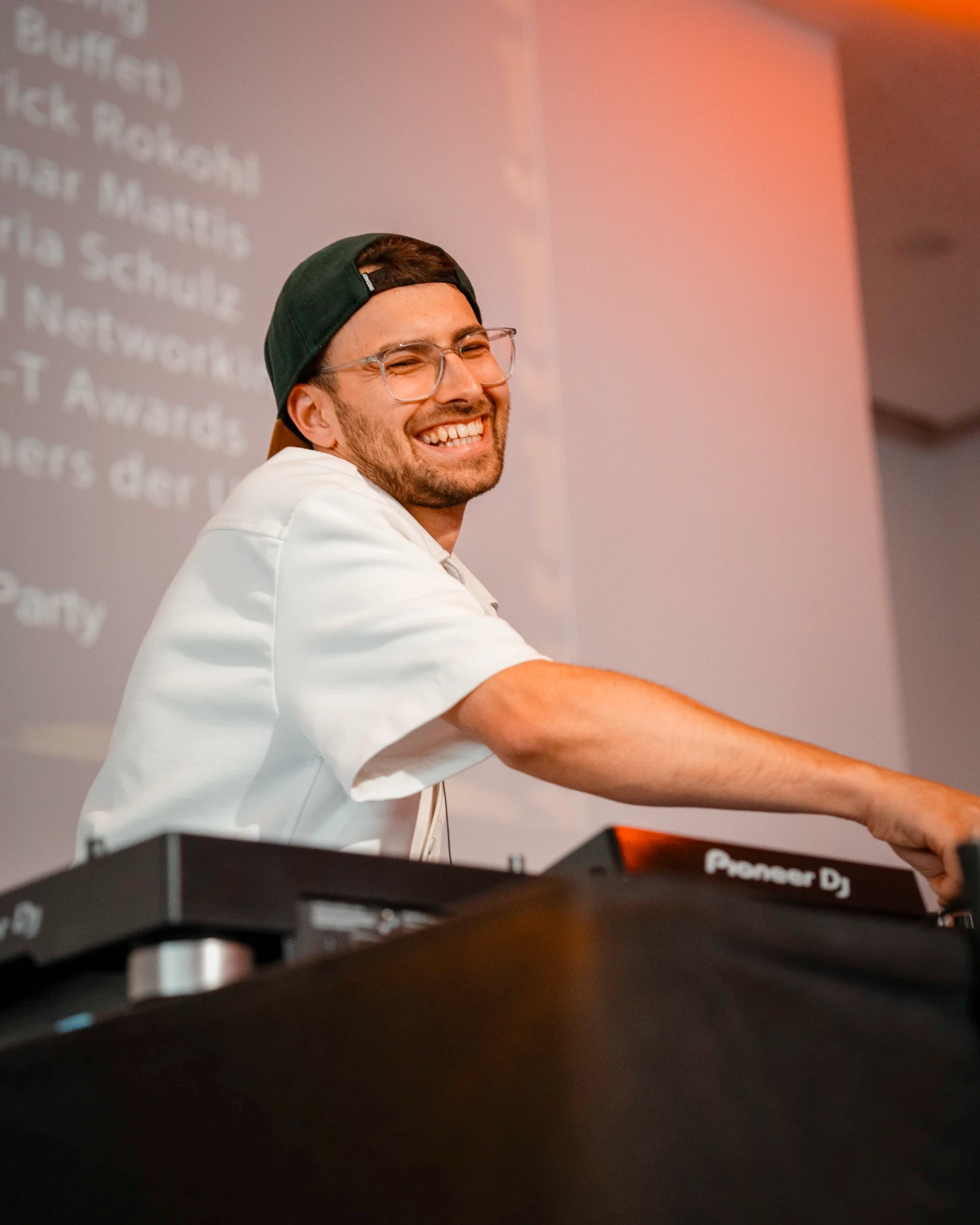 DJ sorgt für Stimmung auf der Gala 2026