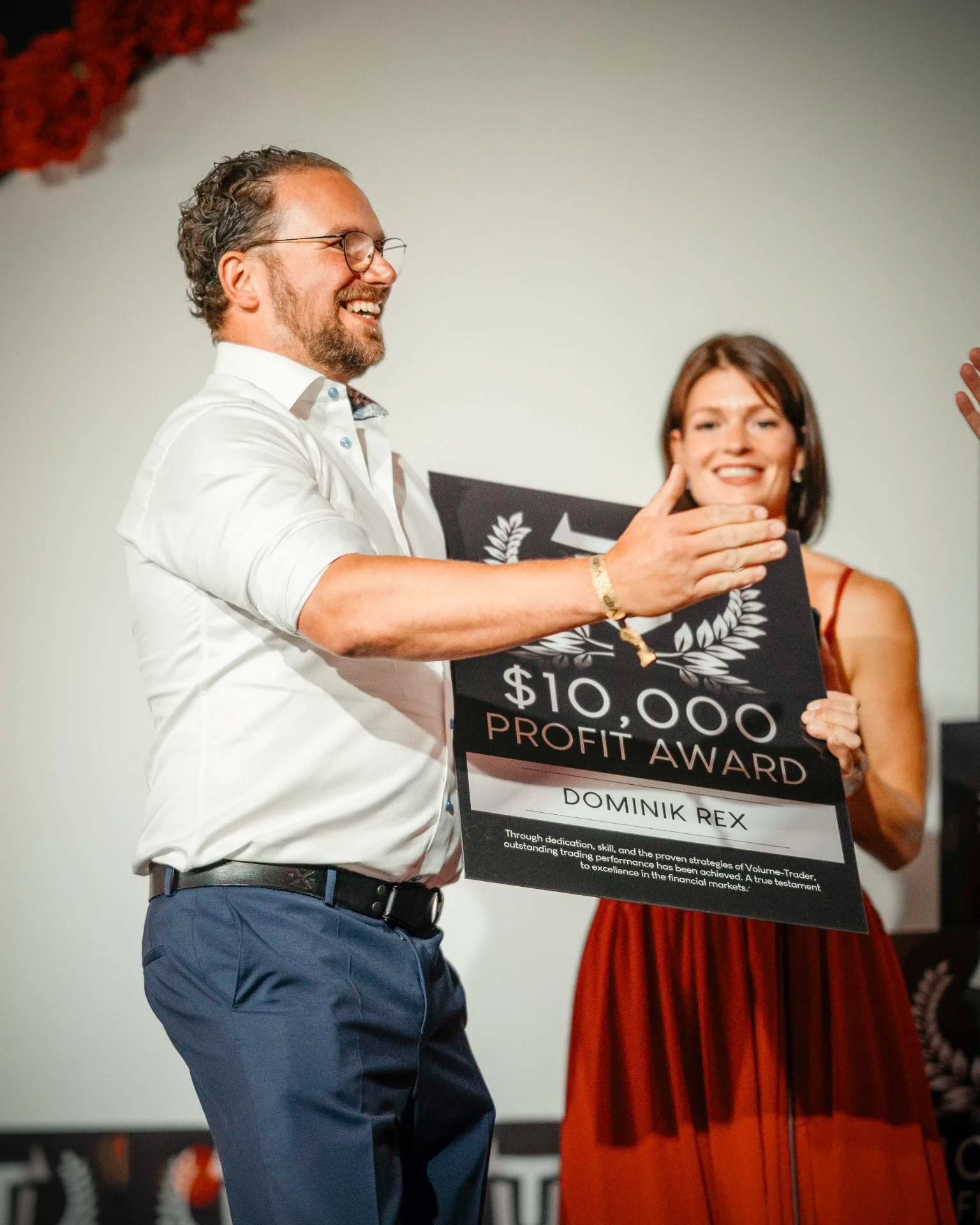 Übergabe des 10.000 $ Profit Awards